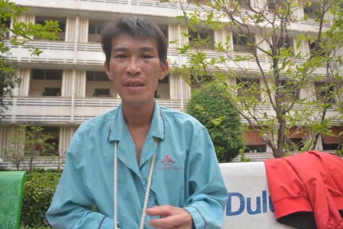 Anh Trung không còn nhìn thấy đường sau khi mổ mắt.