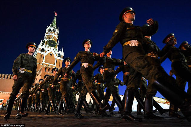 Chỉ huy quân sự chỉ đạo diễn tập tại Moscow. (Ảnh: AFP)
