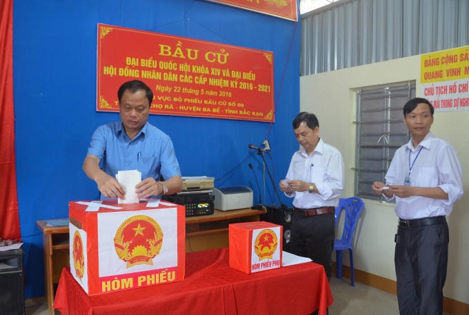 Bí thư Tỉnh ủy Bắc Kạn Nguyễn Văn Du đang tiến hành bỏ phiếu bầu cử.