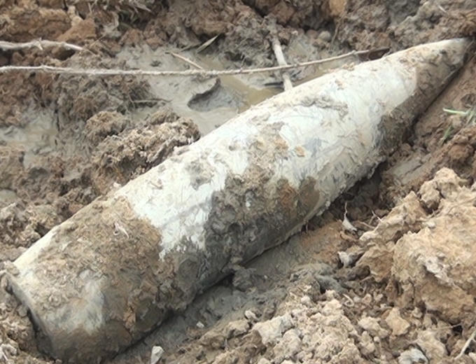 Một trong 3 quả đạn pháo 105mm chưa nổ được phát hiện.