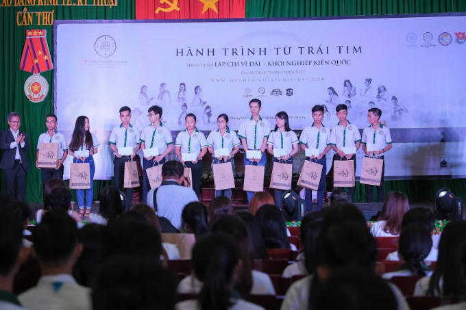 Mai Phương Th&uacute;y &ldquo;bật m&iacute;&rdquo; chiều cao thật kh&ocirc;ng như lời đồn