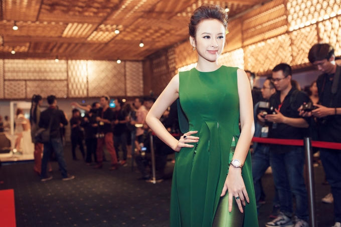 "Bà mẹ nhí" không chỉ gây ấn tượng với gương mặt xinh đẹp, thần thái ngôi sao, mà còn ở loạt phụ kiện tinh tế, sang trọng mà cô khoác lên người.