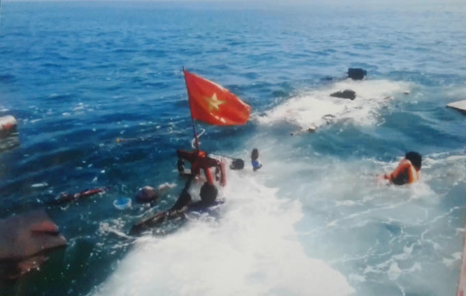 Tàu của ngư dân bị chìm ngoài biển ngày 16/11. Ảnh: Người dân cung cấp.