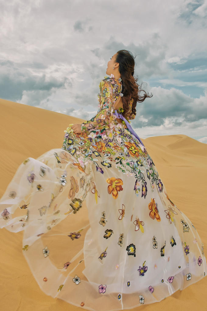 Mặc dù diện lại thiết kế Nam Em đã trình diễn trong show thời trang nhưng NTK Hằng Nguyễn vẫn không hề kém cạnh.