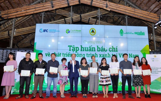 Ông Nguyễn Trần Nam - Trưởng Ban điều phối trao chứng chỉ cho các phóng viên tham dự chương trình tập huấn.