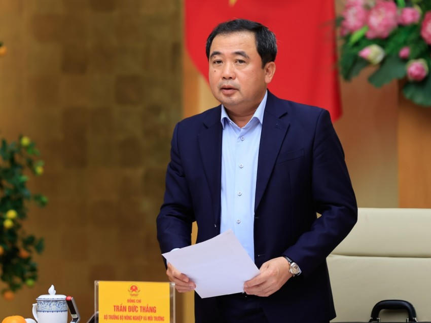 Bộ trưởng Bộ Nông nghiệp và Môi trường Trần Đức Thắng báo cáo tại Phiên họp - Ảnh: Nhật Bắc