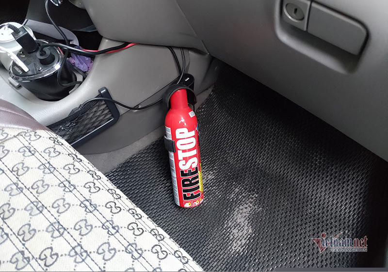 Trên xe con thường không có vị trí thiết kế riêng cho bình chữa cháy, trong khi bình nhỏ như lọ xịt tóc gần như không có hiệu quả