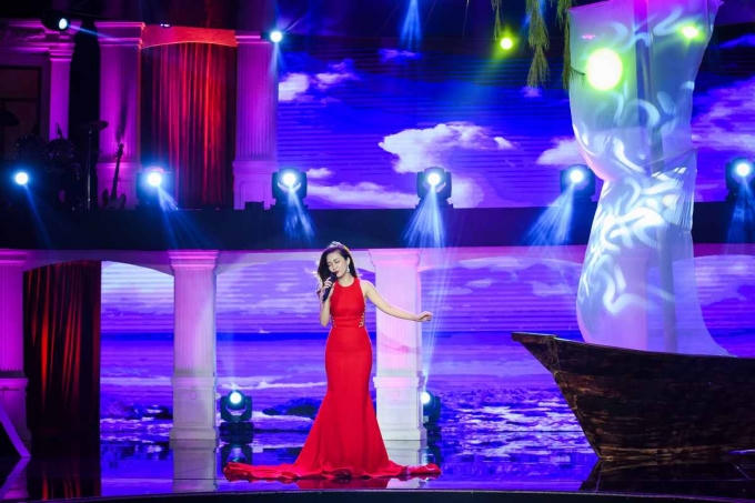 Nữ ca sĩ trẻ thể hiện ca khúc Tình nhớ và Nắng thủy tinh.