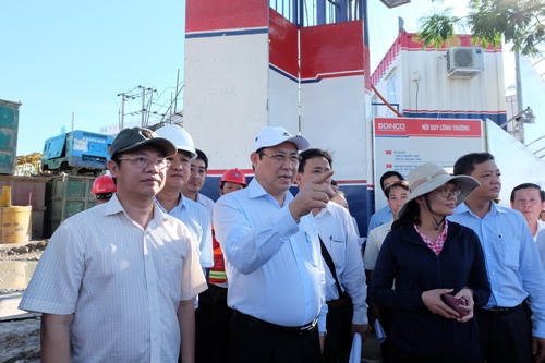 Chủ tịch UBND TP Đà Nẵng Huỳnh Đức Thơ kiểm tra các công trình phục vụ APEC 2017. Ảnh: Q.Đ.