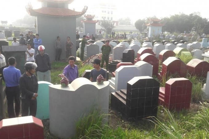 Người dân làng Lưu bức xúc khi mộ của người thân bị xâm hại. (Ảnh: báo Lao động)