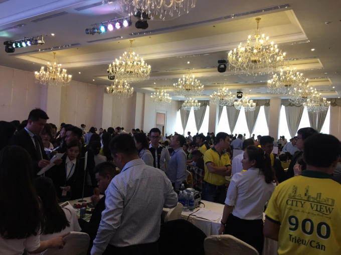 khách hàng chen chân đón căn hộ giá rẻ trong ngày công bố