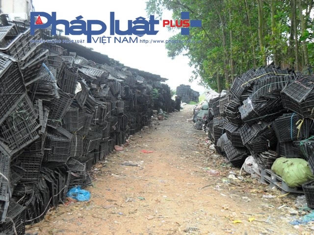 Nhựa được chất cao như núi ngay trên đường.