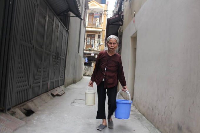 D&ugrave; biết l&agrave; độc hại nhưng người d&acirc;n vẫn phải đi xin nước giếng khoan để d&ugrave;ng.