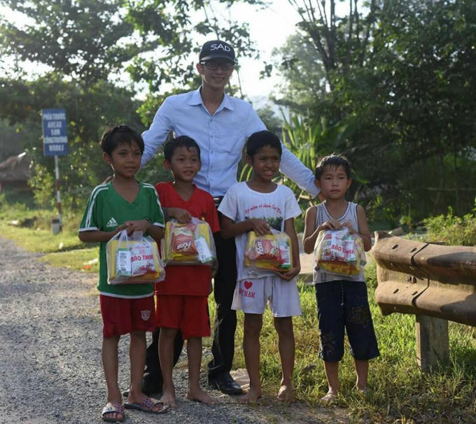 Phóng viên Nguyễn Đăng Hậu - Đại diện Pháp luật Plus trao hàng trăm suất quà của nhà hảo tâm đến với các em