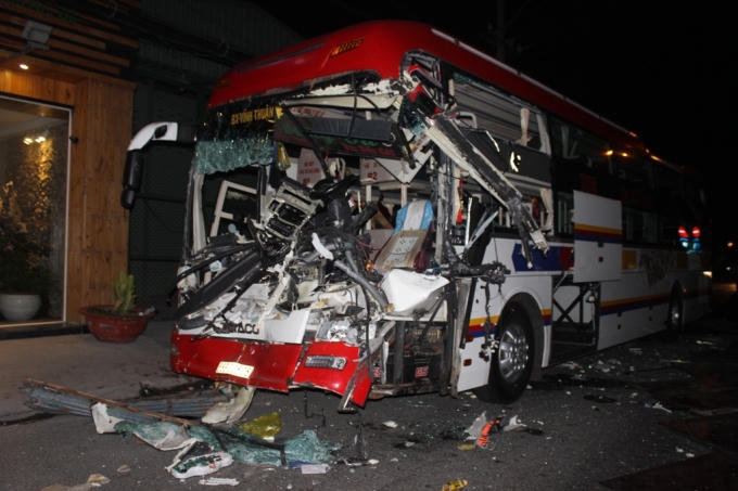 Phần đầu chiếc xe khách đã bị vỡ nát.