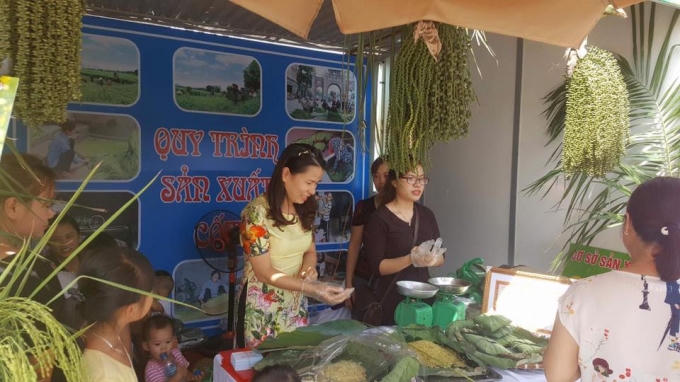 Cô Trịnh Thị Kim Tiến (áo dài), một du khách đến dự ngày hội văn hóa cốm Mễ Trì cho biết, "cốm Mễ Trì mang hương vị riêng biệt của làng quê Việt Nam. Hạt cốm dẻo và rất thơm, tạo nên hương vị đặc trưng. Người làm nghề cốm tại đây vừa khéo tay lại vừa nhiều kinh nghiệm và mang cái duyên dáng của Hà Nội cổ xưa..".