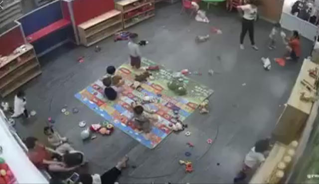 Hình ảnh nữ giáo viên, kẹp chân đánh liên tiếp vào người cháu bé (ảnh cắt từ clip).