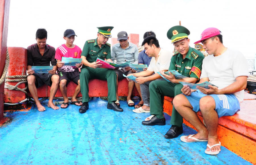 Cán bộ, chiến sĩ Đồn Biên phòng Gành Hào trực tiếp lên tàu cá, phát tờ rơi tuyên truyền, hướng dẫn ngư dân duy trì tín hiệu VMS 24/24 giờ, nghiêm túc chấp hành các quy định về chống khai thác IUU.