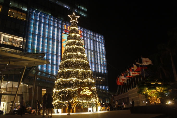 Trung tâm Thương mại Lotte trên phố Đào Tấn cũng được trang trí một cây thông Noel lớn.