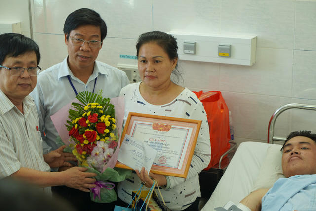 Ban giám hiệu trường ĐH Công nghiệp Thực phẩm TPHCM đến thăm hỏi "hiệp sĩ" Đinh Phú Quý.