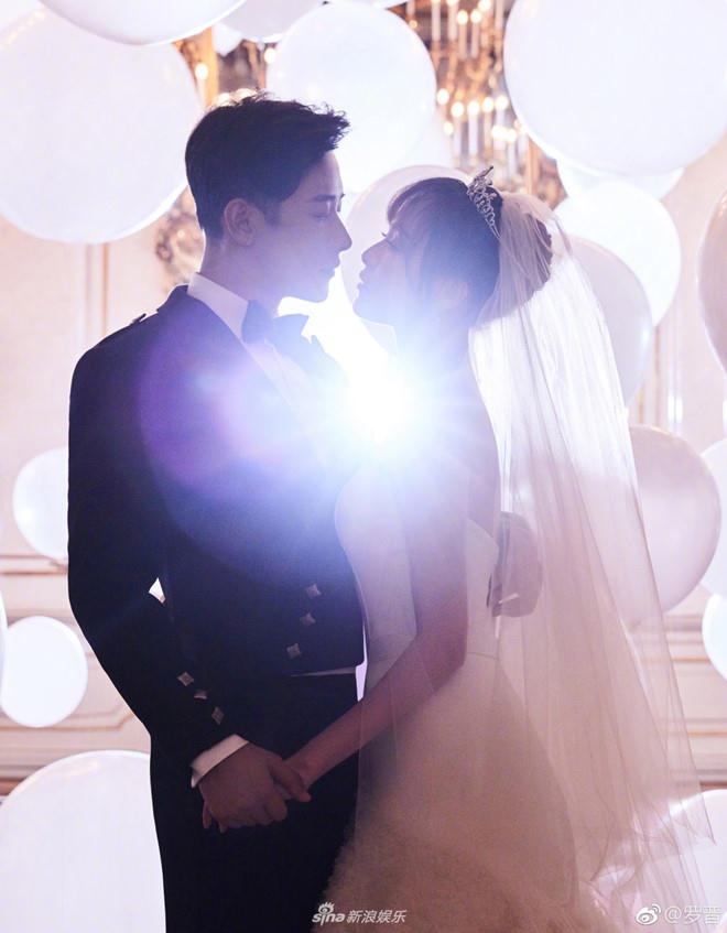 Trước khi đến với nhau, Đường Yên và La Tấn có một quá trình dài hợp tác qua 5 bộ phim: Loạn thế giai nhân (2012), Nữ đặc công X (2013), Người tình kim cương (2015) và Cẩm Tú Vị Ương (2016), Quá khứ lai (2018). Blogger Trung Quốc cho biết, cha của Đường Yên từng tới phim trường để xem mặt chàng trai khiến con gái ông yêu mến.