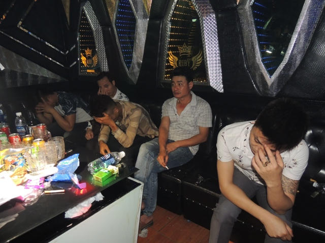 Hà Nam: Bắt quả tang 10 đối tượng sử dụng chất ma túy tại quán karaoke