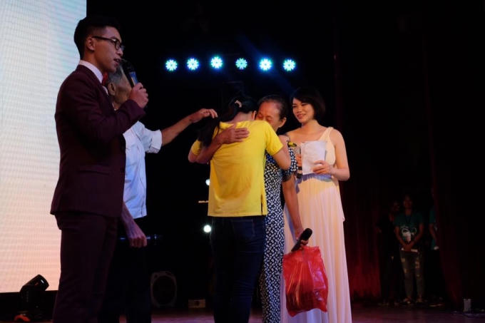 “Dream on” là một điểm nhấn thú vị của Phút cuối 2016 khi tạo cơ hội cho các sinh viên khóa 32 – những người còn nhiều trăn trở chưa thể thực hiện. Khoảnh khắc xúc động được diễn ra ngay trên sân khấu Hội trường Lớn là một phần nhỏ mang tên "Dream on" mà Phút cuối 2016 mang đến cho Đỗ Thị Giang - Lớp Chính trị Phát triển K32 trong buổi tối.
