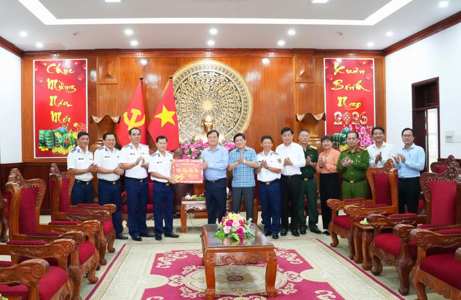 Đại tá Nguyễn Thái Dương – Phó Chính ủy Bộ Tư lệnh Vùng Cảnh sát biển 4 cùng đoàn công tác tặng quà chúc Tết Tỉnh ủy Cà Mau.