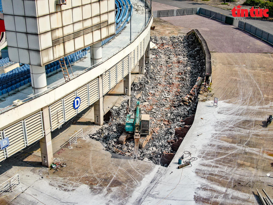 Sau 17 năm sử dụng, nhiều hạng mục của sân đã xuống cấp.