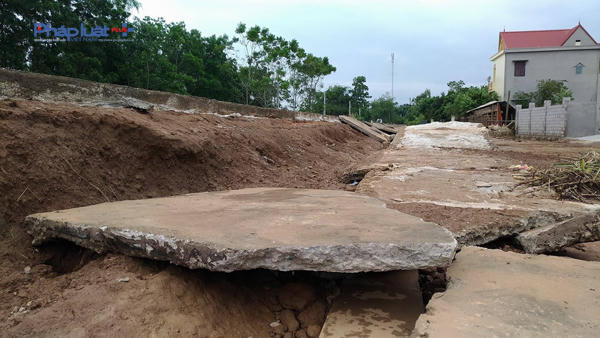 Nước lũ đánh tung những tấm bê tông lớn kè đê tại thôn 1 Định Cát, xã Thạch Định. (Ảnh: Anh Thắng)