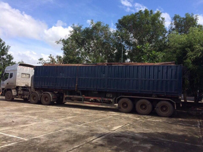 Xe ôtô đầu kéo chở gỗ bị tạm giữ tại Công an huyện Cư Jut.
