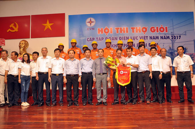 Ông Ngô Sơn Hải - Phó Tổng giám đốc EVN, Trưởng ban chỉ đạo Hội thi trao Cờ lưu niệm cho đội đạt Giải Nhất tại Hội thi