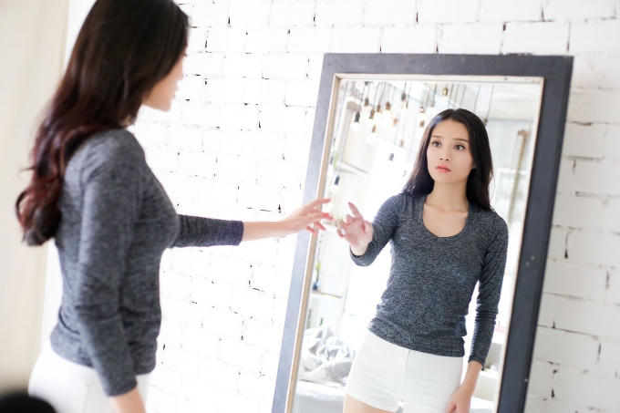 MV kể về câu chuyện của một cô gái trẻ trung hiện đại cá tính. Cô gái trong MV dù yêu thương chàng trai sâu đậm, nhưng khi chia tay không hề tỏ ra bi lụy.