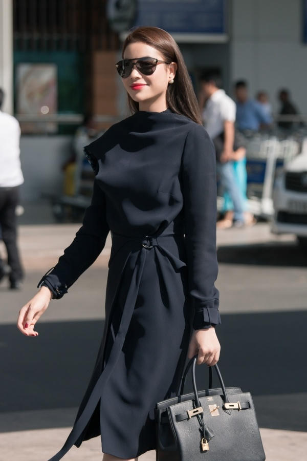 Hoa hậu Phạm Hương diện set đồ hiệu sang trọng g&acirc;y ch&uacute; &yacute; tại s&acirc;n bay