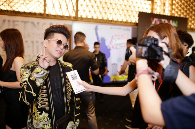 Phong cách ăn mặc độc đáo của Vũ Hà nhanh chóng trở thành tâm điểm chú ý của truyền thông.