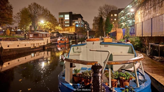 Vào năm 2010, chỉ có 413 người đăng ký sử dụng nhà thuyền. Tuy nhiên tại thời điểm hiện nay, ngay cả trong mùa đông lạnh giá, vẫn có tới hơn 1,600 người cư trú tại nhà thuyền trên khắp hệ thống kênh đào dài 97km ở London.