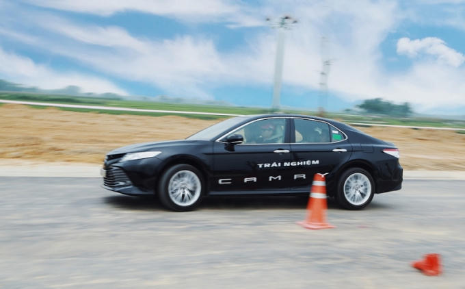 Toyota Camry 2019 nhập khẩu từ Th&aacute;i Lan gi&aacute; b&aacute;n từ 1,029 tỷ đồng