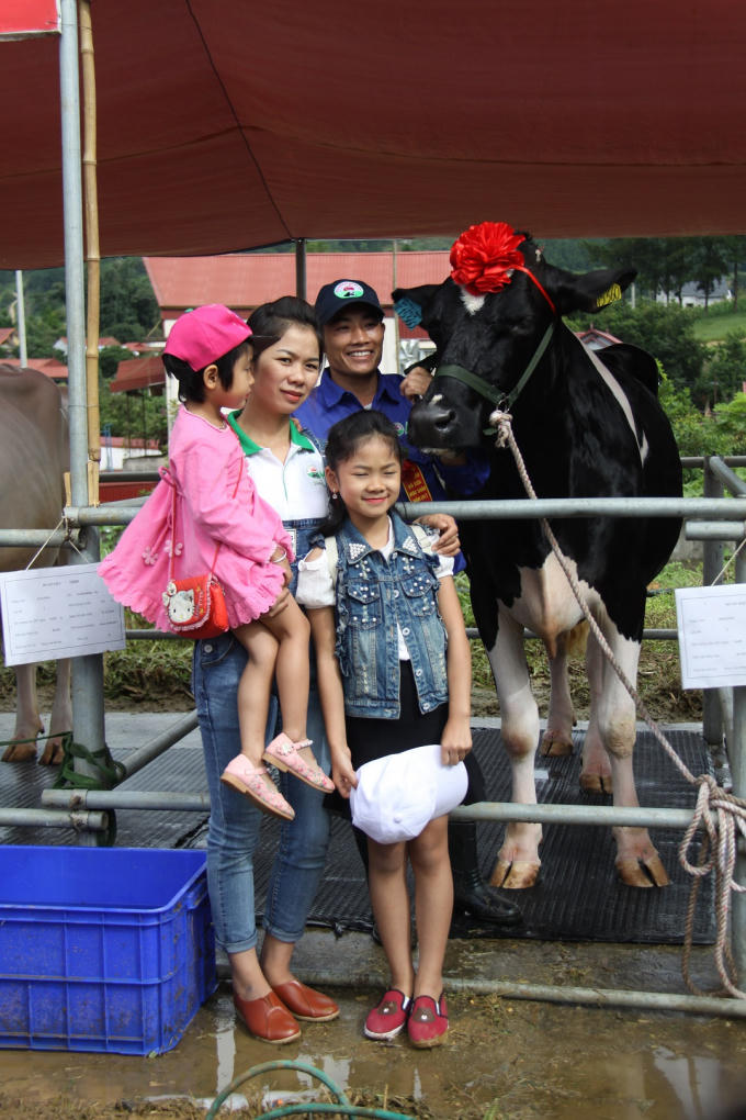 Nụ cười của các du khách khi đến với hội thi độc đáo “có một không hai” này. Ảnh: Huy Pham