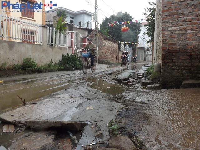 Để đi qua đường làng, người dân không còn cách nào là lao qua cung đường xú uế.