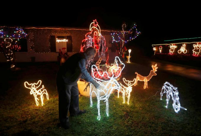 Thế giới rực rỡ ch&agrave;o đ&oacute;n Gi&aacute;ng sinh