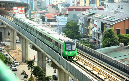 Hứa hẹn vận hành chính thức sau 3-6 tháng chạy thử, đến nay đã bước sang tháng thứ 8, đường sắt Cát Linh - Hà Đông vẫn ngổn ngang.