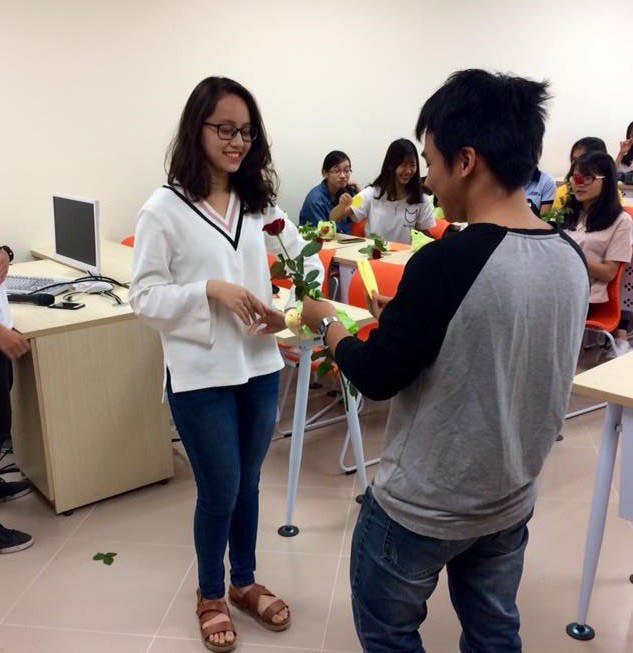 Sóng mũi cao giúp Thủy trông Tây hơn.