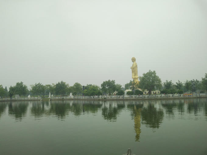 Hồ điều hòa nằm trong dự án.