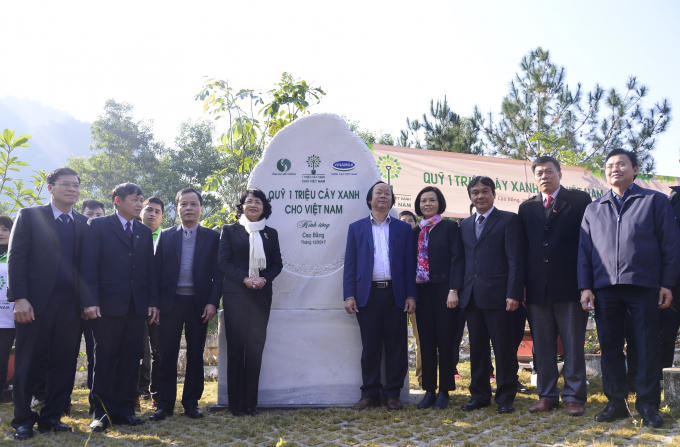 Các đại biểu thực hiện nghi thức đặt bảng đá lưu niệm của chương trình Quỹ 1 triệu cây xanh cho Việt Nam tại Khu di tích Quốc gia đặc biệt Pác Bó, tỉnh Cao Bằng