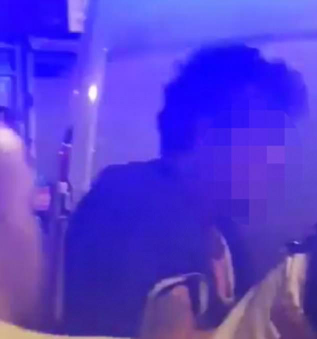 Nghi phạm vụ đâm xe bị cảnh sát còng tay bên cạnh xe tải. (Ảnh: Dailymail)