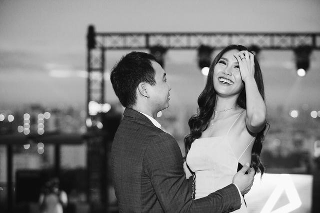 Chia sẻ cảm xúc về màn cầu hôn lãng mạn của bạn trai dành cho mình, Lan Khuê xúc động cho biết: "Cảm giác của Khuê hiện tại rất vui và hạnh phúc khi được John cầu hôn trong khung cảnh vô cùng đặc biệt này. Đến hiện tại, Khuê vẫn còn xúc động và bất ngờ bởi vì John nói với Khuê là anh đang đi công tác ở nước ngoài. Không chỉ thế, màn cầu hôn còn được chứng kiến bởi tất cả những người bạn thân thuộc nhất xung quanh Khuê. Điều này là điều mà một người đàn ông sẽ cùng Khuê đi hết cả cuộc đời mới có thể mang đến được".