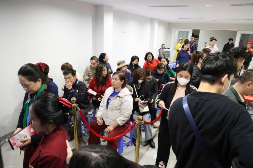 Bên trong cơ sở kinh doanh vàng chật kín người, nhiều người dân cho biết, năm nay giá vàng tăng cao, vàng mini, bạc hình ngựa là những lựa chọn ưu tiên. Nhiều người vẫn chấp nhận xếp hàng 2-3h để chờ mua vàng với hy vọng một năm buôn may, bán đắt.