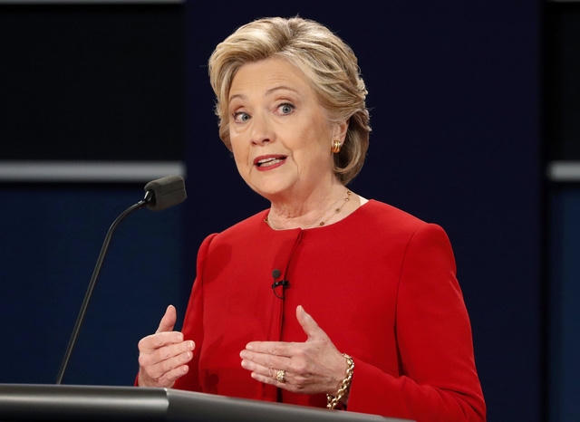 Bà Clinton chỉ trích chính sách thuế mà ông Trump đưa ra chỉ làm những người giàu càng thêm giàu. Bà Clinton cũng đề cập tới những tác động của nó tới nền kinh tế Mỹ đồng thời khẳng định đây không phải là cách người Mỹ phát triển nền kinh tế số 1 thế giới.