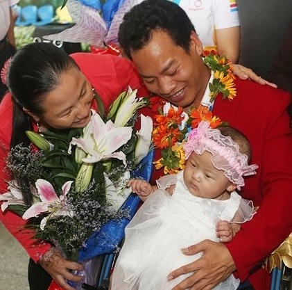 Nhà vô địch Thế giới Lê Văn Công (Cử tạ) hạnh phúc bên gia đình trong ngày trở về.
