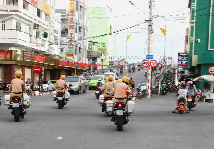 Lực lượng CSGT Công an Cà Mau ra quân tuần tra, xử lý nghiêm vi phạm nồng độ cồn dịp Tết Nguyên đán Bính Ngọ 2026.